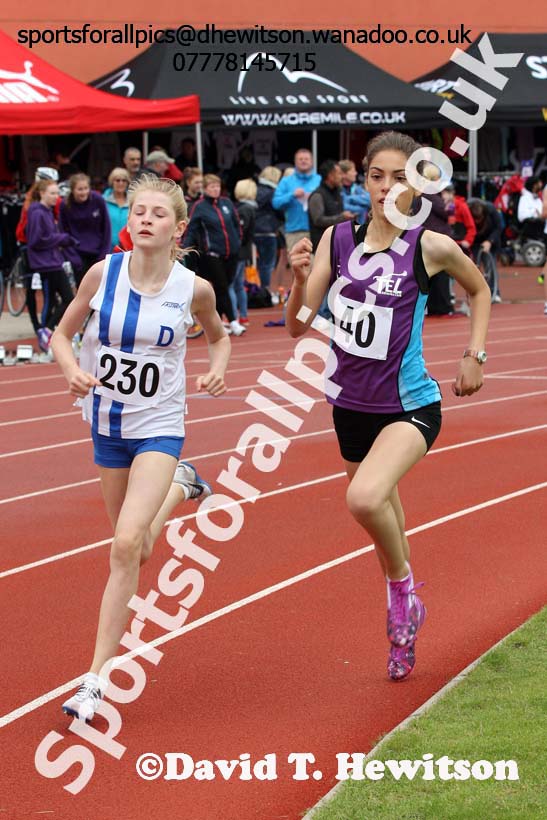Girls under-15s 800 metres, Gateshead Tartan Games. Phot: David T. Hewitson/Sports for All Pics